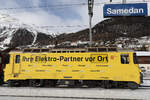 612 Ge 4/4 II mit der Werbung Ihr Elketro-Partnervor Ort. Passend mit Schild im Bahnhof von Samedan am 15.01.2025.