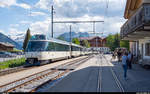 MOB GoldenPass Panoramic 2228 mit führendem Ast 151 am 21. Mai 2020 in Schönried. Die schiefen Holzmasten wurden hier leider vor kurzem durch eine moderne Fahrleitungsanlage ersetzt.