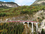 IR 1133 von Chur nach St. Moritz auf dem weltberühmten Landwasserviadukt bei Filisur, 10.10.2022