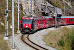 IR 1133 von Chur nach St. Moritz zwischen Bergün und Preda, 11.10.2022. Das Foto wurde auf dem Bahnlehrpfad aufgenommen (Wanderweg von Preda nach Bergün mit mehreren guten Fotostellen)