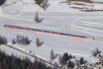 RhB  mit der Ge 4/4 III 642  INTEGRAL  bei Samedan am 17.1.2025.