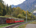 Lok 18 der Schynigen Platte Bahn SPB unterwegs bei Wilderswil. Diese Lok von 1910 ist die ehemalige Wengernalpbahn Lok 58. Das an der Front aufgesteckte grün/weiss gestreifte Schild weist darauf hin, dass noch ein weiterer Zug folgt. 9.Oktober 2024 