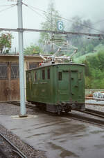 Schynige Platte Bahn, Ellok der Baureihe He 2/2 vor dem Wagenschuppen in Wilderswil (1983)