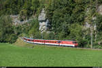 Zusätzlich zu den üblichen ADLER- und FINK-Triebzügen verkehrt auf der Brünigbahn auch im Sommer 2018 zweimal täglich ein Verstärkerzug für Gruppenreisende, welcher aus HGe 4/4 II und Gelenksteuerwagen gebildet wird.<br>
Am 26. August 2018 beförderte die HGe 101 967 den Zug, hier auf der nachmittäglichen Fahrt von Luzern nach Interlaken in der Zahnstangenausfahrt bei Meiringen.