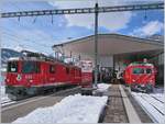 Der Regionalzug 828 aus Andermatt ist in Disentis eingetroffen, die Reisenden haben am selben Bahnstieg sofort Anschluss nach Chur - Klosters - Scuol/Tarasp mit dem RhB RE 1245. Ich aber bleibe noch eine Stunde in Disentis. 
22. März 2008