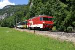 HGe 101 961-1 nhert sich am 13.6.09 mit dem GoldenPass Panoramic Meiringen.