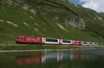 Glacier-Express 905 mit der fhrenden HGe 4/4 II 108 fahrt am 27.7.12 dem Oberalpsee entlang Richtung Andermatt.