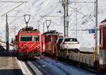 Der Regionalzug von Disentis nach Andermatt fährt in die Station Nätschen (1825 müM) ein, rechts wartet der Autozug von Andermatt nach Sedrun die Einfahrt des Regionalzuges ab. Die Autozüge wurden nach der Wintersaison 2022/23 endgültig eingestellt. Andermatt, 13.2.2023