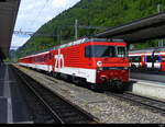 zb - Regio nach Meiringen mit der HGe 4/4 101 968-6 im Bahnhof Interlaken Ost am 2024.05.25