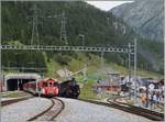 100 Jahre Brig - Gletsch: Während im Areal der DFB eine HG 3/4 rangiert, erreicht ein MGB Regionalzug den Bahnhof von Oberwald.