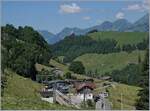 Fast wie eine Modellbahn (auch was die kurzen Gleise im Bahnhof und den abgestellten BDe 4/4 Serie 3000 betrifft), zeigt sich die Station Allières mit dem MOB Golden Pass Panoramique von Montreux