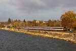 218 422-4 mit 401-1 am EuroCity EC 195 auf dem Bahndamm Lindau.