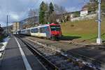 Domino Ersatz im Jura: NPZ RBDe 562 mit dem Bt 50 85 29-35 950-9 beim Wenden als R 5236/5239 in Malleray-Bvilard, 21.12.2012.