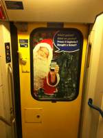 Nein, keine Weihnachtsdekoration... Dieser freundliche Samichlaus macht seit heute Samstag, 19.11.2011, die Kunden auf die ab Fahrplanwechsel geltende Billettpflicht aufmerksam. In seiner Hand hlt er nichts weniger als ein iPhone mit Mobile Ticket.. Auf jeden Fall fllt diese Werbung auf... Gesehen am Bt EWIV 50 85 28-94 923-5 in Olten. (Handyfoto)