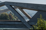 Eine Re 460 schiebt am 24. September 2016 eine IC-2000-Komposition von Olten in Richtung Bern über die Aarebrücke.