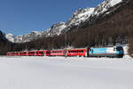 Engadin Skimarathon Ge 4/4 III mit der 649 schiebt den Zug kurz nach Bever Richtung Chur am 16.01.2025. Diese Stelle ist perfekt für den Mittag bis zum Ende des Tages zu dieser Jahreszeit !
