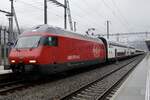 Die Re 460 117  Zürichsee  mit einem Dosto / EW IV Pendel am 23.1.25 im Bahnhof Visp. In die EW IV Pendel wurden je ein B und AS Dosto eingerieht um den Behindertengerechten Einstieg zu gewährleisten.