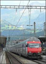 Mit den Bergen im Hintergrund gibt sogar ein SBB IC 2000 Steuerwagen im Bahnhof von Spiez ein schnes Motiv ab.