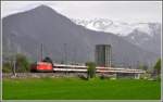 IC580 mit Re 460 079-7 verlsst Landquart. In der Luft liegt Saharastaub, der vom starken Fhn ber die Alpen getragen wird. (30.04.2012)