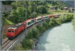 Die MGB HGe 4/4 II 107 mit dem Glacier Express 902 von Zermatt nach St.