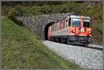 Glacier Express PE902 mit der Ge4/4 II 622  Arosa  verlasst den Platz Tunnel oberhalb Bergün.