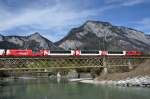 Der Glacier-Express mit der Ge 4/4 II 627 auf der Hinterrheinbrcke bei Reichenau-Tamins fhrt Richtung Chur am 3.4.2011.