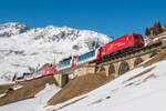 Mit dem Glacier Expres PE 902 von Zermatt nach St. Moritz erklimmt die HGe 4/4 II mit der Nummer 102 ( Altdorf ) der MGB am 10.02.2023 die Steigung zwischen Andermatt und Nätschen.