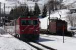 Bevor der Autoverlad in den Tunnel kann, muss noch der Glacier-Express heraus (Realp, 17.3.2010)