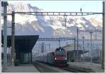 Bei ungnstigen Lichtvehltnissen (dunkle Nebelwolken ber Buchs/Sargans, Sonnenschein und blauer Himmel ber dem Alpstein) sind diese Fotos entstanden. RJ160 nach Zrich HB steht abfahrbereit im Grenzbahnhof Buchs SG. (04.01.2010)