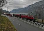 Kurz vor dem bei Tiefenwinkel beginnenden Einspurabschnitt der am Walensee entlangführenden Strecke begegnen sich der RJ 165 von Zürich nach Budapest und S4 23437 von Sargans nach Uznach, die ihre Fahrt auf Grund der Engstelle und des Gegenverkehrs verlangsamen musste (16.03.2014).