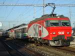 Die Re 446 016-8 hilft der Re 456 094-2 beim Schieben des Voralpen-Express auf den Sattel, weil noch ein zustzlicher Revvivo-Wagen mitluft.Dies kommt nur sehr selten vor, meistens werden Wagen des