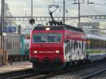 SOB Voralpen-Express - E-Lok Re 4/4 456 094-2 unterwegs mit dem Voralpen-Express bei der ausfahrt aus dem Bahnhofsareal von Arth-Goldau am 23.2.2008