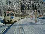 Der Voralpen Express am 30.12.2004 in Biberbrugg. Als Zuglok verkehrt eine SBB Re 4/4 II im Look des frheren  Swiss Express .