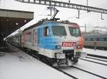 IR VAE 2414 mit Re 446 017 im Bahnhof Arth-Goldau, 25.12.2010.