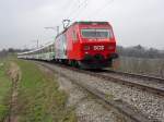 Re 456 095 mit Voralpen-Express IR 2418 von Romanshorn nach Luzern am 01.03.2011 bei Olmishusen.