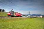 Zuglok Re 456 092 fährt zusammen mit der Schublok Re 456 096 mit dem Voralpenexpress bei Freienbach vorüber.Bild vom 10.4.2015
