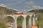 Re 456 092 und Re 456 096 fahren mit dem VAE über das Eisenbahnviadukt bei Degersheim.Bild vom 26.4.2015