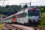 Der Triebzug RBDe 561 082 fährt bei grosser Sommerhitze in Kaltbrunn mit dem VAE vorüber,eingereiht ist ebenfalls der CH-SOB 1.Klasse Personenwagen Bodan 85 18-35 719-1  .Bild vom 19.7.2015