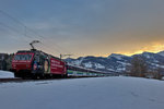 Re 456 018 fährt am frühen Morgen mit dem VAE in Kaltbrunn vorbei.Januar 2016