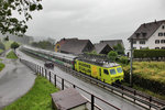 In Bollingen bekommt der Voralpenexpress eine kräftigen   Platzregen aufs Dach als die Re 446 018  Akademie St.Gallen  zusammen mit der Schublok Re 446 017 von Schmerikon nach Rapperswil