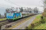 Re 456 096 fährt am 26. November 2016 mit einem VAE bei Immensee vorüber. Schublok ist Re 456 091. Seit einiger Zeit ist in dieser Komposition einer der normalen 1.-Klasse-Wagen durch den Bodan-Wagen ersetzt.