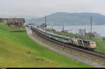 Re 456 093 fährt am 26. November 2016 mit einem VAE bei Immensee dem Zugersee entlang in Richtung St. Gallen.