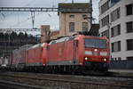 BR 185 118-7 zieht mit ihrer Schwesterlok BR 185 133-6 ihren Güterzug am 30.11.2017 durch Lausen in Richtung Süden.