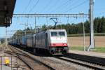 Hier durchfahren zwei Crossrail 186er  (an der Spitze 186 904) am 28.8 mit ihrem KV Zug den Bahnhof von hindelbank