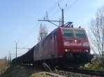 Die BR 185 091 von Railion bei der Ausfahrt aus dem Bahnhof Uttwil in Richtung Kreuzlingen.