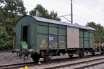 Güterwagen Xs 99 85 9359 530-4 wartet auf einem Abstellgleis beim Bahnhof Kaiseraugst auf den Abbruch. Die Aufnahme stammt vom 08.10.2016.