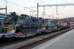 Panzerzug der Pz S 21 im Bahnhof Delémont am frühen Morgen.