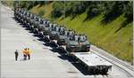 Mit Hilfe des Rampenwagens gelangen die SPz2000 (HCV90) auf die Autobahn Richtung Schiessplatz Hinterrhein. (07.07.2020)