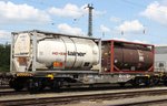 Zwei Tankcontainer mit entflammbarer Harzlösung befüllt auf Sgjs mit der Nr.: 33 RIV 85 CH-HUPAC 4539 126-4, eingereiht in einen abgestellten Containerzug bei Köln-Eifeltor am