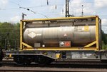 Detailaufnahme von einem in der Schweiz eingestellten Sdkmmss (Nr.: 83 85 CH-HUPAC 4754 858-9) mit aufgesetztem Tankcontainer, welcher mit geschmolzenem Cyanurchlorid (Warntafel 80/2670) befüllt